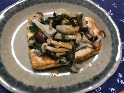 豆腐ステーキの青じそキノコチーズがけ